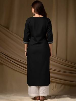 Women ethnic motifs embroidered kurta 1