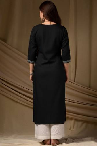 Women ethnic motifs embroidered kurta