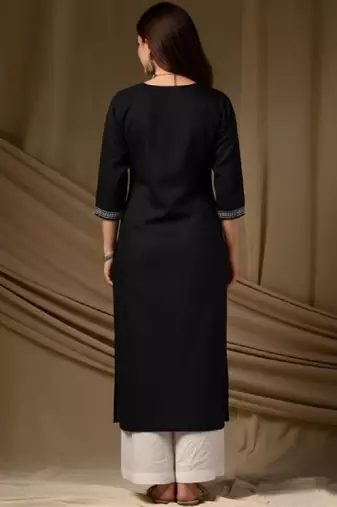 Women ethnic motifs embroidered kurta