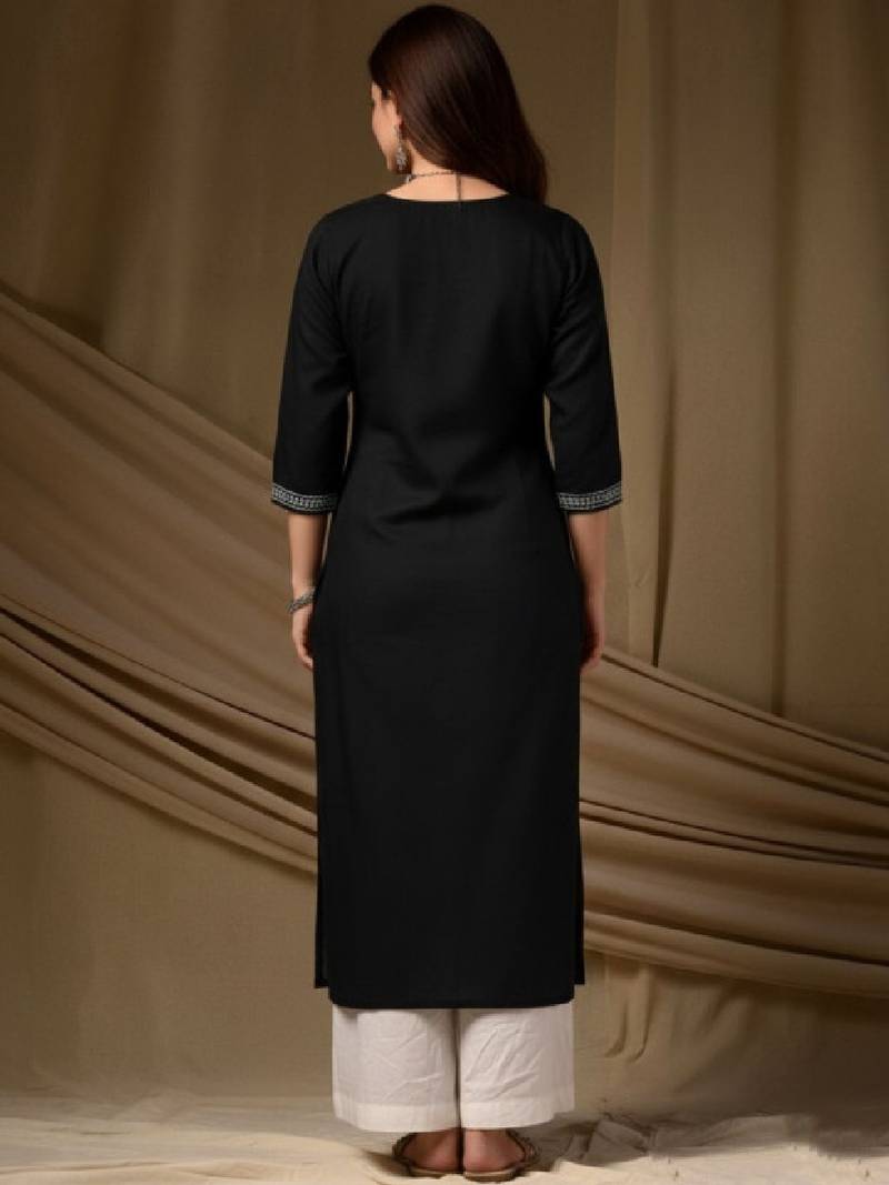 Women ethnic motifs embroidered kurta