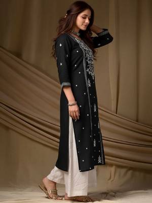 Women ethnic motifs embroidered kurta 2