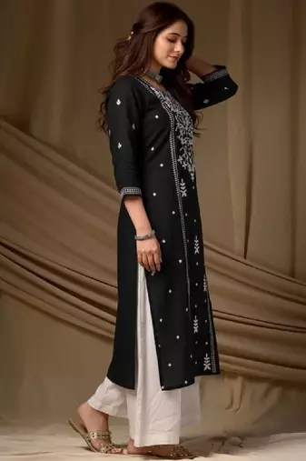 Women ethnic motifs embroidered kurta