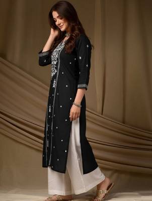 Women ethnic motifs embroidered kurta 3