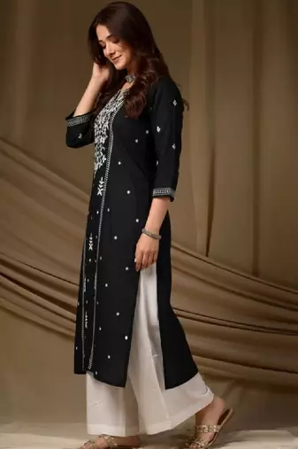 Women ethnic motifs embroidered kurta
