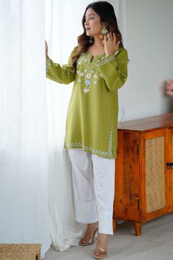 Women green floral embroidered cotton kurta