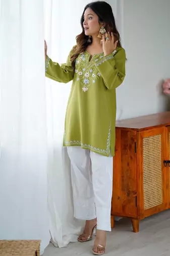 Women green floral embroidered cotton kurta