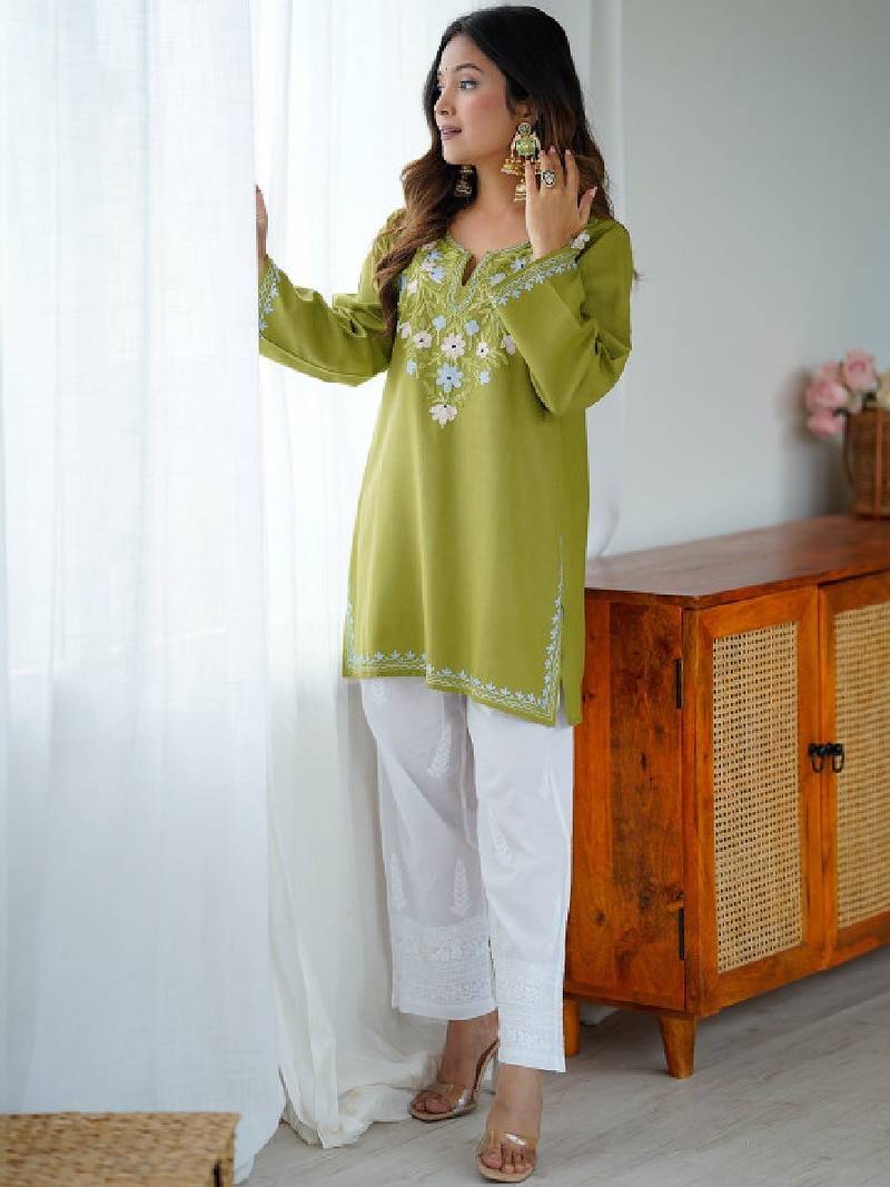 Women green floral embroidered cotton kurta