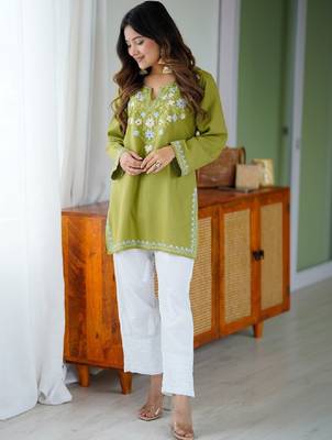 Women green floral embroidered cotton kurta 2