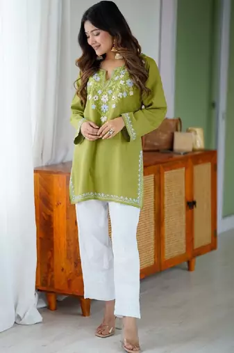 Women green floral embroidered cotton kurta