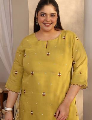 Plus size women embellished thread work kurta 3