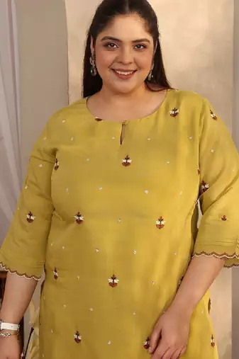 Plus size women embellished thread work kurta