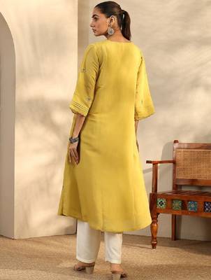 Women embellished mirror work kurta 3