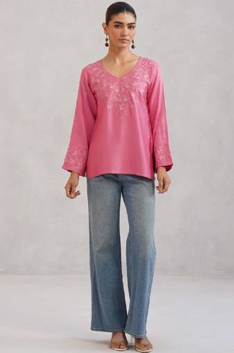 Women floral pink ethnic motifs embroidered thread work sleeveless kurta