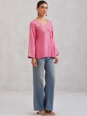 Women floral pink ethnic motifs embroidered thread work sleeveless kurta 2