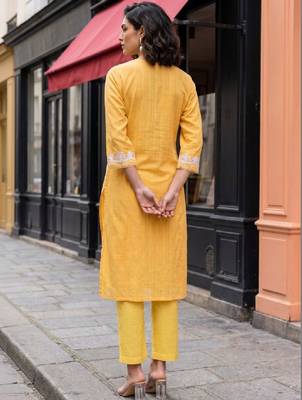 Women embellished thread work kurta 2