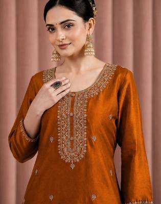 Women ethnic motifs embroidered thread work kurta 2