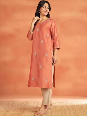 Women embellished thread work kurta 2