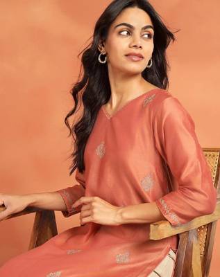 Women embellished thread work kurta 3