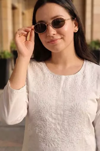 Women embroidered thread work kurta