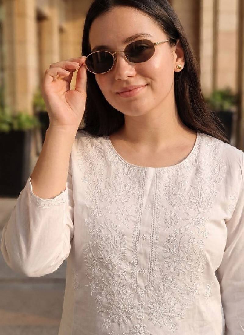 Women embroidered thread work kurta
