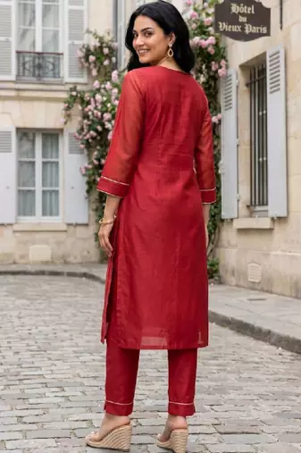 Women embellished kurta