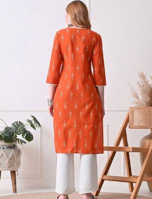 Women ethnic motifs embroidered thread work kurta 2