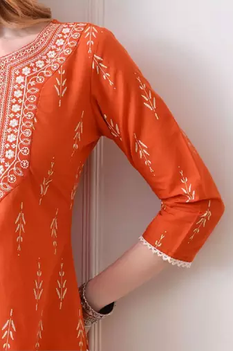 Women ethnic motifs embroidered thread work kurta
