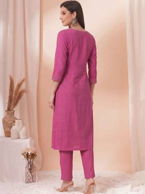 Women ethnic motifs embroidered thread work kurta 2