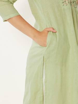 Women floral embroidered thread work floral kurta 3