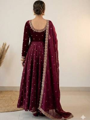 Women embellished grandeur & majestic artwork anarkali kurta 3