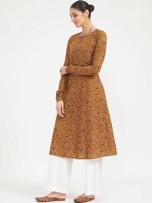 Women paisley printed thread work kurta 2