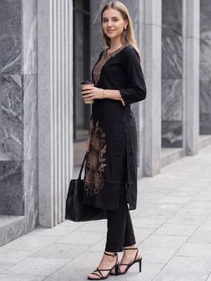 Women floral embroidered thread work kurta 2