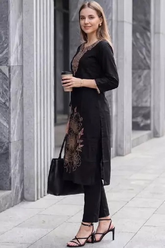 Women floral embroidered thread work kurta
