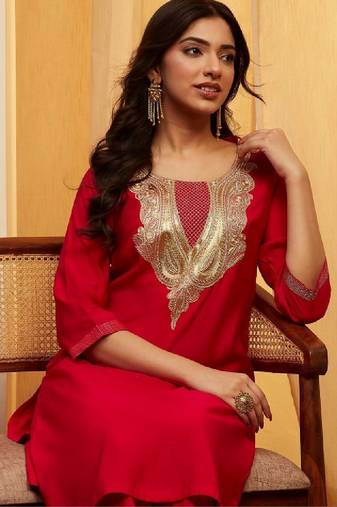 Women embellished kurta