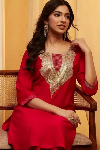 Women embellished kurta