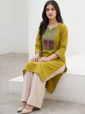 Women ethnic motifs printed mirror work kurta 3