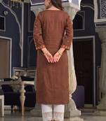 Women ethnic motifs embroidered thread work dobby kurta.