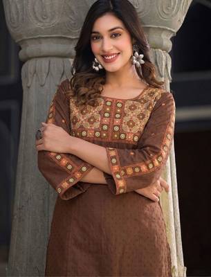 Women ethnic motifs embroidered thread work dobby kurta. 2