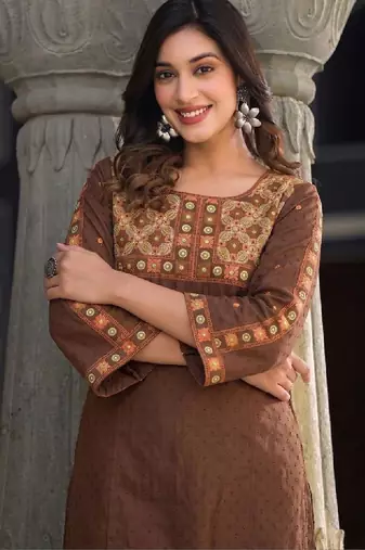 Women ethnic motifs embroidered thread work dobby kurta.