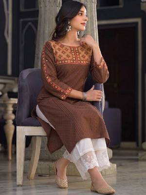 Women ethnic motifs embroidered thread work dobby kurta. 3