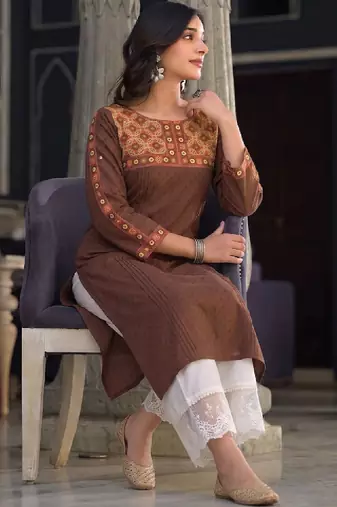 Women ethnic motifs embroidered thread work dobby kurta.