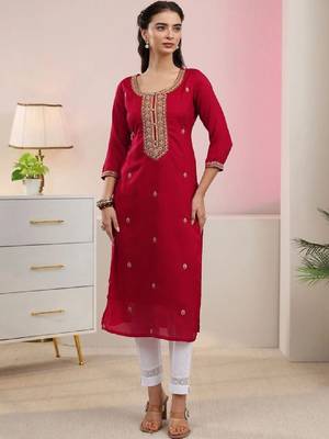 Women ethnic motifs embroidered thread work kurta 2