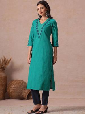 Women embroidered thread work kurta 2