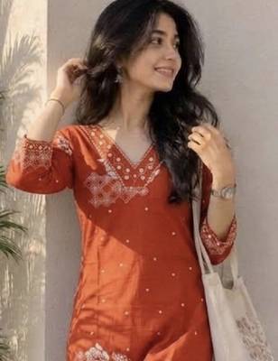 Women ethnic motifs embroidered thread work kurta 1