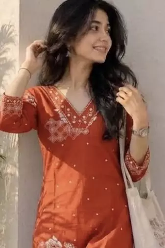 Women ethnic motifs embroidered thread work kurta