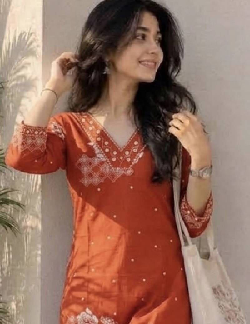 Women ethnic motifs embroidered thread work kurta