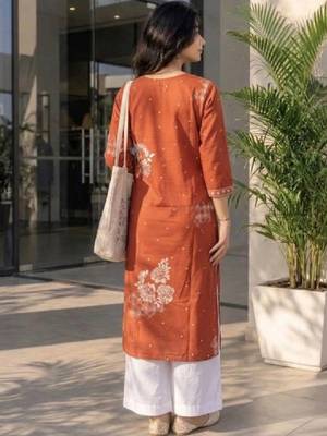 Women ethnic motifs embroidered thread work kurta 2