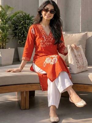Women ethnic motifs embroidered thread work kurta 3