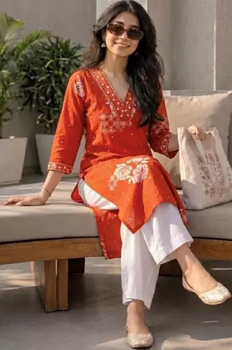 Women ethnic motifs embroidered thread work kurta