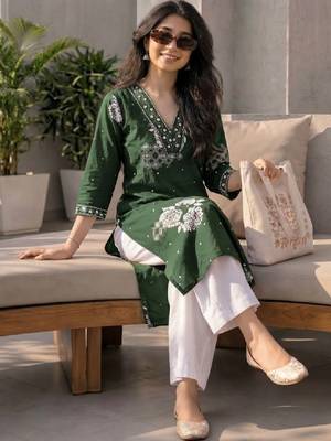 Women floral embroidered thread work floral kurta 3